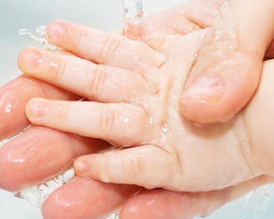 Lavage de mains bébé